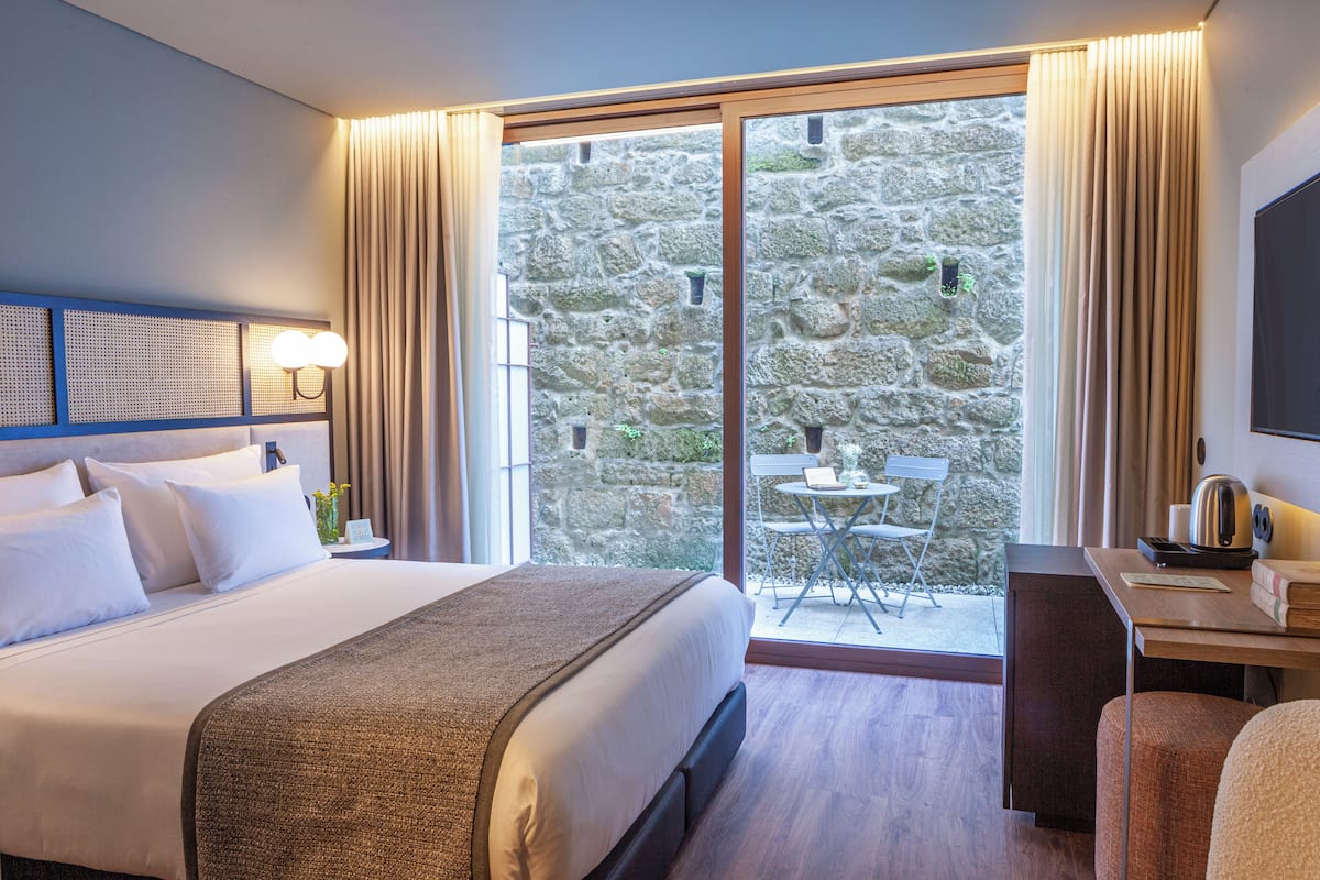 Classic Room with terrace | Minibar, una cassaforte in camera, una scrivania, tende oscuranti