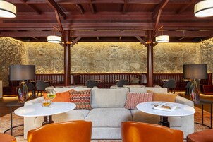 2 bars/lounges