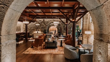 2 bares/lounges