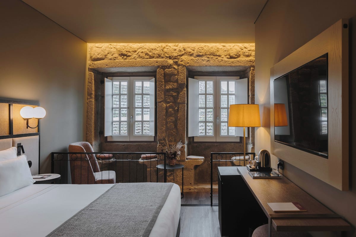 Superior Room | Minibar, una cassaforte in camera, una scrivania, tende oscuranti