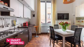 Kühlschrank, Ofen, Espressomaschine, Wasserkocher mit Kaffee-/Teezubehör