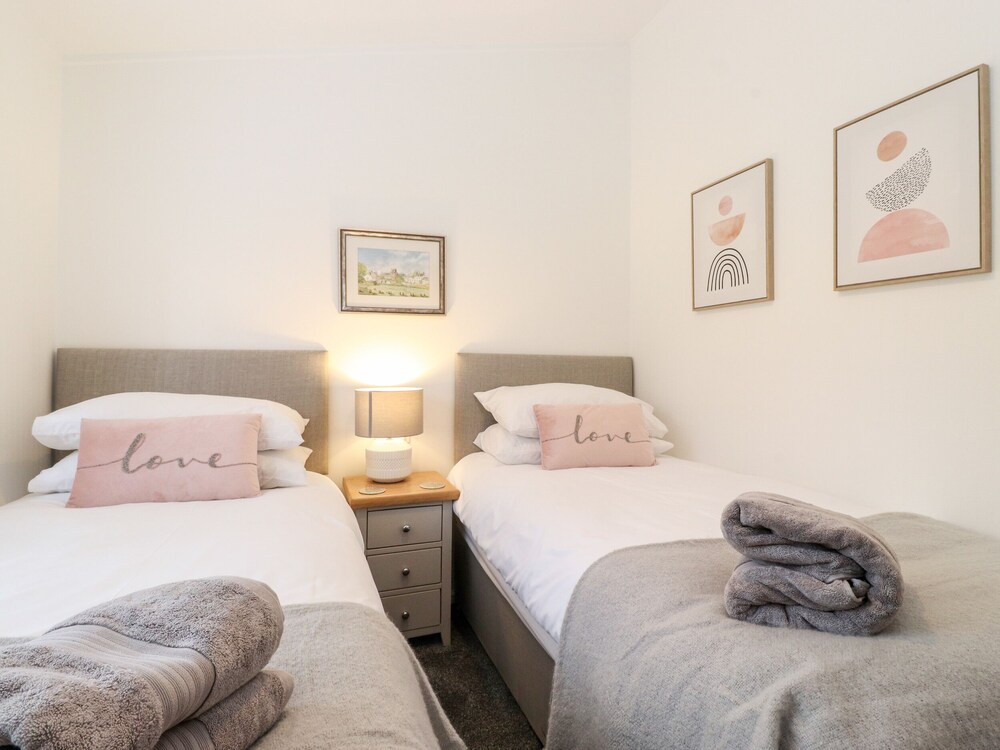 KESWICK COURT 2, pet friendly, with a garden in Troutbeck Bridge