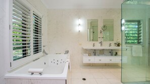 Chuveiro, banheira de hidromassagem