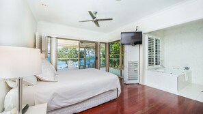 3 bedrooms, bed sheets - EEAST on the beachfront of Picnic Bay (Picnic Bay)
