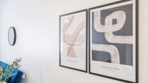 Zwei gerahmte abstrakte Kunstwerke mit dem Titel 'The Art of Lines' an einer weißen Wand.