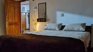 5 bedrooms, WiFi, bed sheets