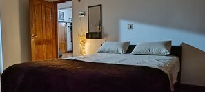 5 bedrooms, WiFi, bed sheets