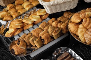 Un bufé con diversos pasteles y pan.