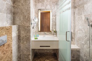 Douche à « effet pluie », articles de toilette gratuits, sèche-cheveux
