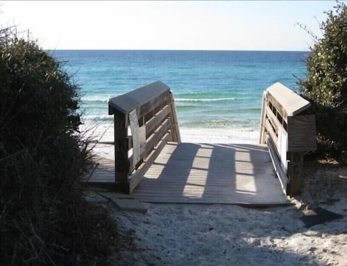  Lake front, with Gulf View! Perfect for large groups! 10 min walk to beach.