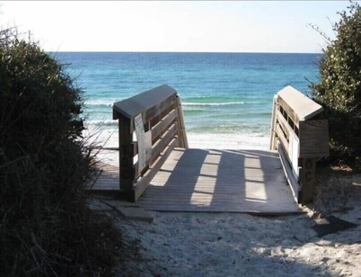  Lake front, with Gulf View! Perfect for large groups! 10 min walk to beach.