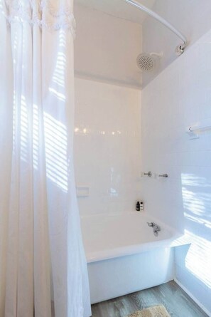 Dusche, Haartrockner, Shampoo