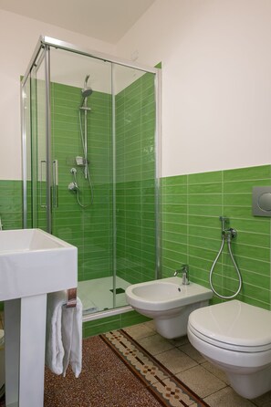 City Double Room | Bathroom | Shower, rainfall showerhead, hair dryer, bidet - AL DIO BES (Cagliari)