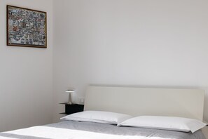 City tweepersoonskamer | Een bureau, geluiddichte muren, gratis wifi, beddengoed