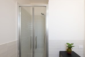 经典客房 | 浴室 | 淋浴设施、大花洒淋浴喷头、吹风机、坐浴桶