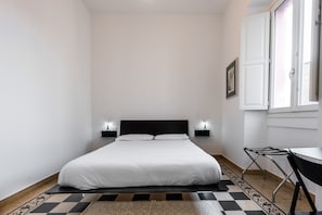 Classic Room | Desk, soundproofing, free WiFi, bed sheets - AL DIO BES (Cagliari)