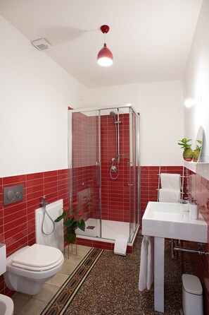 Doppia Classic | Bagno | Doccia, soffione a pioggia, asciugacapelli, bidet