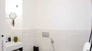 Habitación clásica | Baño | Ducha, cabezal de ducha tipo lluvia, secador de pelo y bidé