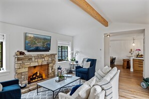 Smart TV y chimenea 