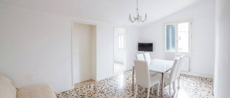 Appartement | Woonruimte | Een 28-inch flatscreentelevisie met digitale zenders en een televisie