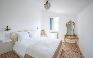 Apartment | 1 Schlafzimmer, hochwertige Bettwaren, Daunenbettdecken, Schreibtisch