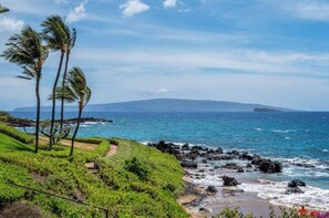 Na praia, espreguiçadeiras, toalhas de praia 