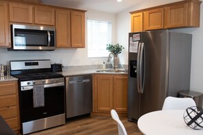 Refrigerador, microondas, horno, placa de cocina