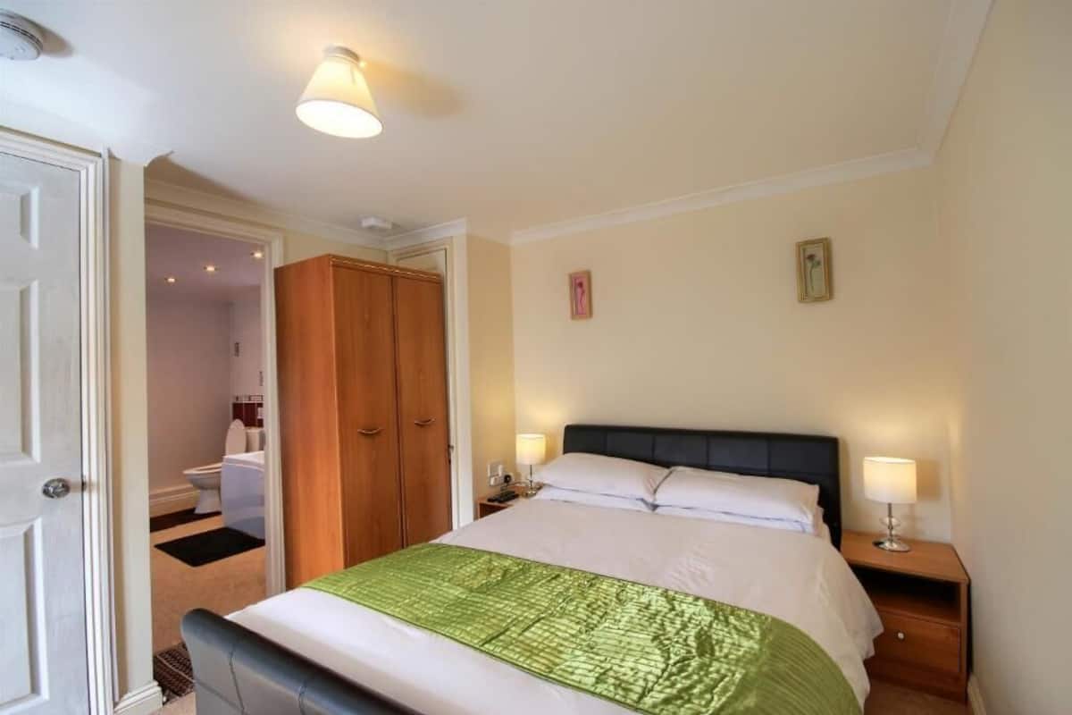 Economy Double Room | Memory foam beds, individually furnished, desk, iron/ironing board