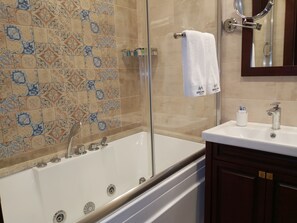 Suite junior | Baño | Bañera profunda y cabezal de ducha tipo lluvia