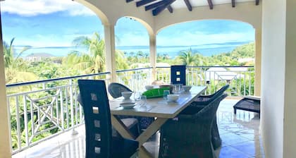 Charming villa with pool, direct access to the beach