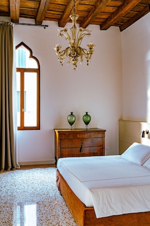 4 bedrooms, in-room safe, desk, iron/ironing board