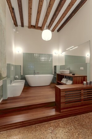 Shower, hair dryer, bidet, towels - Luxury Piano Nobile apartment, 100m from Piazza San Marco, Venice (Venezia)