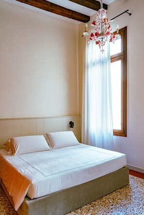 4 chambres, coffre-fort, bureau, fer et planche à repasser