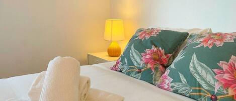 1 habitación, tabla de planchar con plancha, wifi gratis y ropa de cama