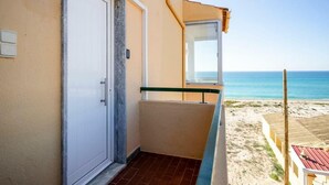Un balcón con vista a la playa y al océano.