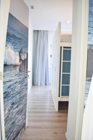 مكان نوم مشترك عادي - مكان نوم مختلط | ملاءات للفراش لا تسبب الحساسية وستائر تعتيم وتجهيزات عازلة للصوت