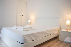 Superior Double Room | Hypo-allergenic bedding, blackout drapes, soundproofing, free WiFi - Hostel AzorAzul (Ponta Delgada)