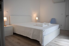 Hypo-allergenic bedding, blackout curtains, soundproofing, free WiFi - Hostel AzorAzul (Ponta Delgada)