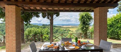 تناول الطعام بالخارج