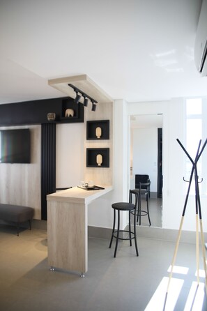 Habitació doble Deluxe | Caixa forta a l'habitació i escriptori