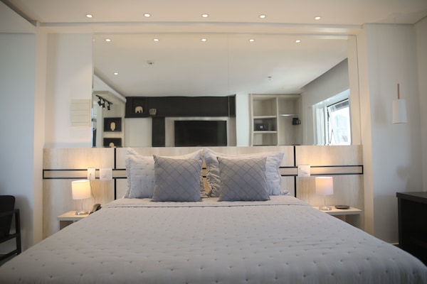 Phòng đôi Deluxe | Két bảo mật tại phòng, bàn, khu vực làm việc phù hợp cho laptop