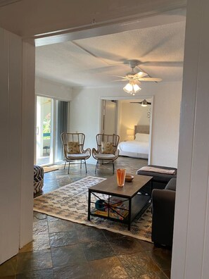 3 habitaciones, tabla de planchar con plancha y cuna de viaje 