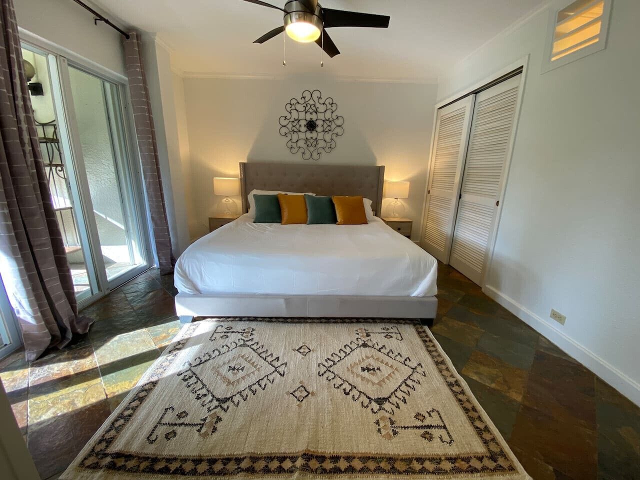 3 habitaciones, tabla de planchar con plancha y cuna de viaje 