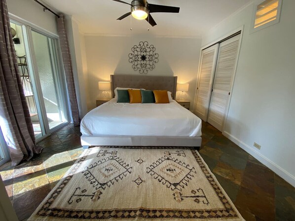 3 habitaciones, tabla de planchar con plancha y cuna de viaje 