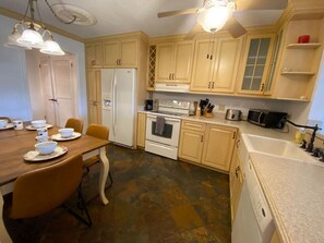 Fridge, microwave, oven, stovetop - No Steps To The Beach & Views Of The Pool & Ocean (Nazareth)