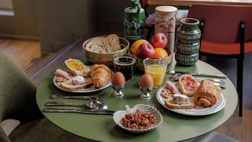 Ilmainen päivittäinen mannermainen aamiainen