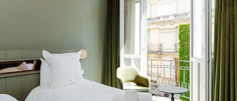 Habitación superior con 1 cama matrimonial o 2 individuales | Insonorización, wifi gratis y ropa de cama