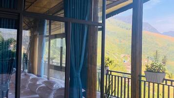 Dormitorio compartido panorámico, vista al valle | Sábanas de algodón egipcio y ropa de cama de alta calidad