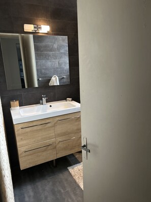 Dusj, hårføner og håndklær