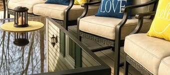 Pet friendly, Family Homestead 1 hr from the coast! 